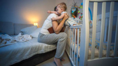 Chăm trẻ sơ sinh mà bật đèn ngủ cả đêm: Những tác hại không thể ngờ