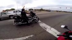 [Clip] Honda CBR600RR thách thức sức mạnh của xe cảnh sát Harley-Davidson