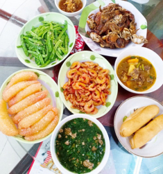 Cô nàng siêu sướng, suốt ngày được 3 người đàn ông nấu cho ăn toàn món ngon