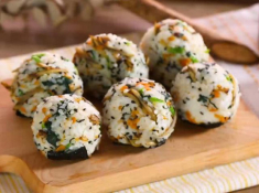 Cơm nguội thừa đừng vội đổ đi, làm cơm nắm kiểu này cả nhà tấm tắc “may quá không bỏ”