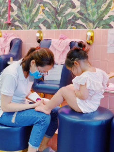 Con gái Hà Anh chuẩn rich kid Việt, chưa đầy 2 tuổi đi làm móng spa sang chảnh