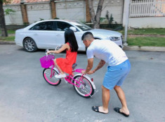 Công Vinh giúp con gái tập xe đạp, các bé trong xóm nói 1 câu khiến Thủy Tiên bất ngờ