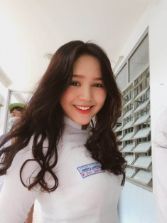 Đến trường diện áo dài kín đáo ngoan hiền, ngờ đâu ở nhà 10X là mỹ nữ mặc hở bạo