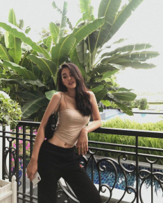 Diện shorts ngắn cũn cỡn khoe mông cong, Tiểu Vy lăng xê lại mốt quần “Katun” siêu hot một thời