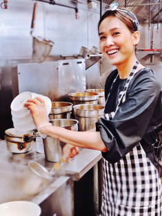 Hoa hậu Dương Mỹ Linh bán phở ở Mỹ nhưng dân mạng lo lắng 2 điều này cho cô