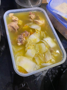 Hơn 30 năm Trấn Thành lần đầu nấu cho bố mẹ thố canh, bố ruột lại rất giỏi nấu nướng