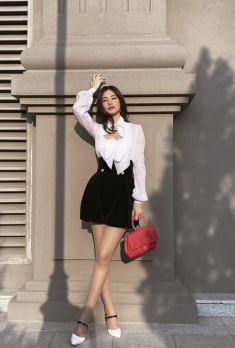 Khéo như bà bầu Đông Nhi, mang giày đụng hàng Phượng Chanel, Ngọc Trinh để bảo vệ em bé