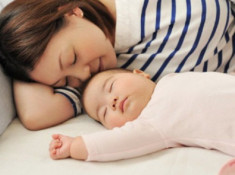 Khi ngủ cùng con cha mẹ cần tránh làm 4 việc này để không gây hại cho bé