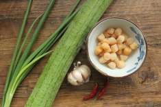Không nấu canh, vợ đem mướp hấp kiểu này chồng tưởng mua ngoài hàng vì trông quá sang chảnh