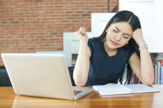 Mùa rụng tóc mà vẫn duy trì 8 thói quen này, bảo sao mái tóc cứ ngày một mỏng dính