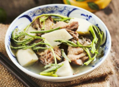 Ngày nghỉ lễ 1-5, vợ đảm vào bếp nấu những món ngon, chồng con không ngừng gắp