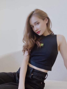 Nhã Phương khoe vẻ tươi trẻ với croptop tối giản, đúng chuẩn gái 1 con trông mòn con mắt