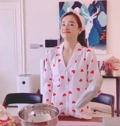 Nhã Phương lóng ngóng làm bánh tặng chồng, hình dạng chiếc bánh làm ai cũng phì cười