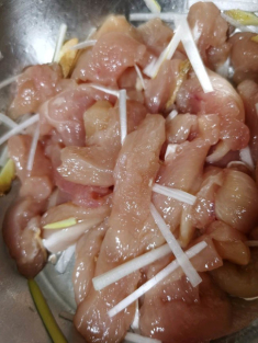 Nhà thừa ức gà chẳng ai ăn, làm ngay món này chồng con thi nhau xin nếm thử