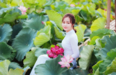 Nữ nhân viên ngân hàng xinh đẹp mách cách làm si rô mận tuyệt ngon giải khát ngày hè