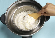 Rang cơm cho trứng hay cơm vào trước đều được, quan trọng làm sao để cơm săn chắc, bóng bẩy