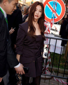 Song Hye Kyo tái xuất với nhan sắc đỉnh cao sau 2 tuần cách ly vì trở về từ Milan