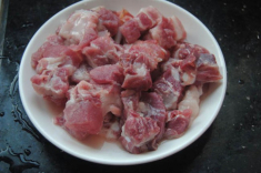Sườn kho khoai mặn ngọt lạ miệng, thêm canh sấu là đánh bại ngày hè