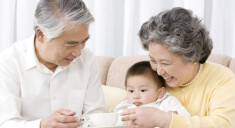 Tại sao người già can thiệp quá nhiều vào việc chăm trẻ và đây là 4 lý do “thầm kín”