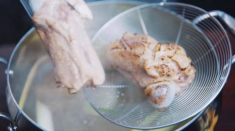 Thêm thìa gia vị này rang chín, nước xương hầm trong, ngọt sâu, hết sạch cả mùi hôi