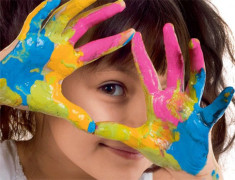 Trẻ đột nhiên thích màu sắc lạ, rất có thể bé đang gặp vấn đề về tâm lý