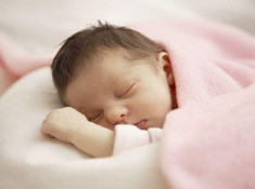 Trẻ sơ sinh ngủ li bì khó đánh thức, mẹ chớ nên chủ quan