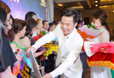 Tuấn Hưng, Lâm Vũ “quẩy” hết mình trong Hội nghị tri ân khách hàng của Nhật Việt Cosmetics