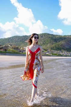 Vô tư tập yoga khi diện bikini, Hoa hậu Lương Thuỳ Linh khoe vòng một lấp ló quyến rũ