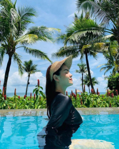 Xuống hồ bơi nhưng vẫn đội cả mũ, Phạm Quỳnh Anh cẩn thận bảo vệ da dưới nắng hè