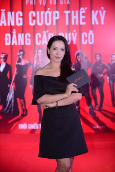 Cựu siêu mẫu Thúy Hằng, Hoa hậu Phan Hoàng Thu gây chú ý khi tới rạp xem phim