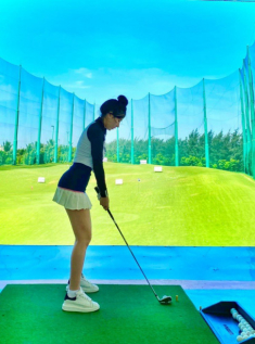 Đại tiểu thư đi chơi golf mà ai cũng nhìn theo vì body quá quyến rũ