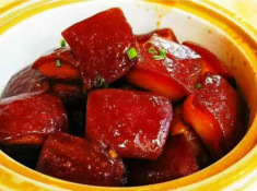 Dù nắng nóng nhưng kho thịt với trứng kiểu này ăn vẫn “vào cơm”