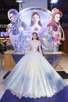 Hoa Hậu Tiểu Vy xinh đẹp tựa công chúa Disney trong buổi ra mắt bộ phim “Kẹp hạt dẻ và 4 vương quốc”