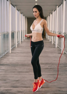 Không tốn tiền đi gym, nàng diện bikini dáng chuẩn nhờ tập tại nhà cùng loạt dụng cụ rẻ bèo