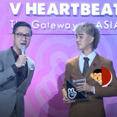 Sự cố hy hữu tại V Heartbeat Live tháng 10 - Trao cúp cho Đạt G nhưng trên cup lại ghi tên Sơn Tùng và “Chạy ngay đi”