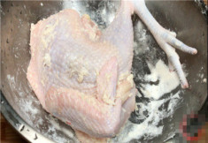 Thả nửa con gà vào nồi cơm điện, không thêm dầu hay nước cũng thành món ngon cực phẩm