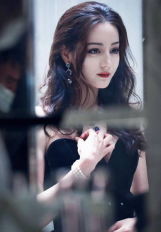 Xuất hiện đẹp như nữ thần, Địch Lệ Nhiệt Ba vẫn gây tranh cãi vì một chi tiết nhỏ