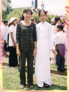 Bị chê mặt tròn da đen, Ngọc Trinh “lộ” ảnh thuở nhỏ chụp cùng mẹ kế nhan sắc chuẩn 10