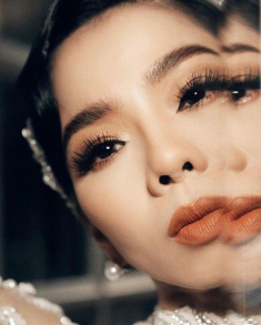 Chỉ vì đôi môi lộ vân nhăm nhúm, vẻ gợi cảm của loạt mỹ nhân giảm đi một nửa