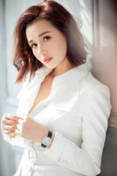 Diện màu son mà 10 người nhìn 9 người chê sến, có ai dũng cảm như Lã Thanh Huyền?