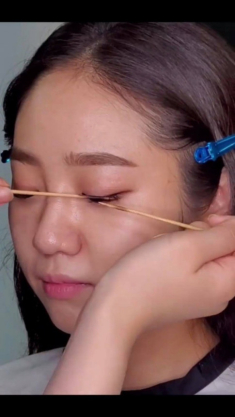 Uốn mi bằng hai cây tăm cháy đen, cô nàng làm dân mạng đứng tim