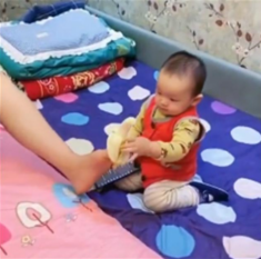Bà mẹ cụt tay cho con ăn bằng chân, phản ứng của đứa trẻ làm nhiều người ngạc nhiên