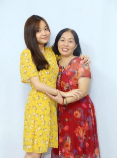 Bé gái xinh đẹp, hát ngọt đến nỗi được đại gia tặng tiền, sang tên đất, nhà cửa