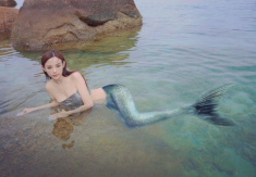 Chớp mắt tưởng Huyền Baby mọc đuôi cá, hóa ra là do cách tạo dáng và photoshop