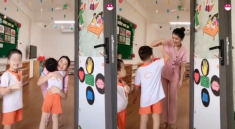 Cô giáo mầm non xinh đẹp chào buổi sáng khiến các bố nháo nhào muốn xếp hàng “bấm nút hồng”