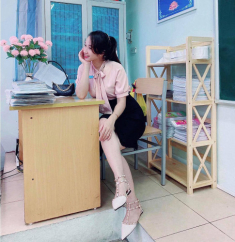 Cô giáo tiểu học xinh như hotgirl, các bố cũng ngẩn ngơ bị nói “đi dạy toàn lo chụp ảnh”