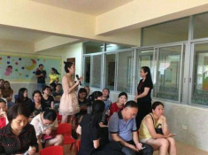 Cô giáo yêu cầu đóng quỹ lớp, phụ huynh nói một câu làm tất cả câm nín