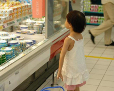 Con hỏi “Nhà mình có nghèo không mẹ?”, cách mẹ trả lời làm con 10 năm sau khác rõ rệt