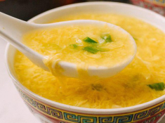 Công thức nấu cháo trứng gà khoai lang cho bé ăn dặm dưới 1 tuổi hết táo bón