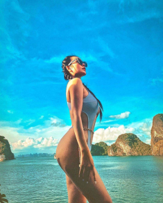 Đụng bikini khoét hông cao chót vót với Ngọc Trinh, gái xinh dậy sóng với hình xăm ở vòng ba